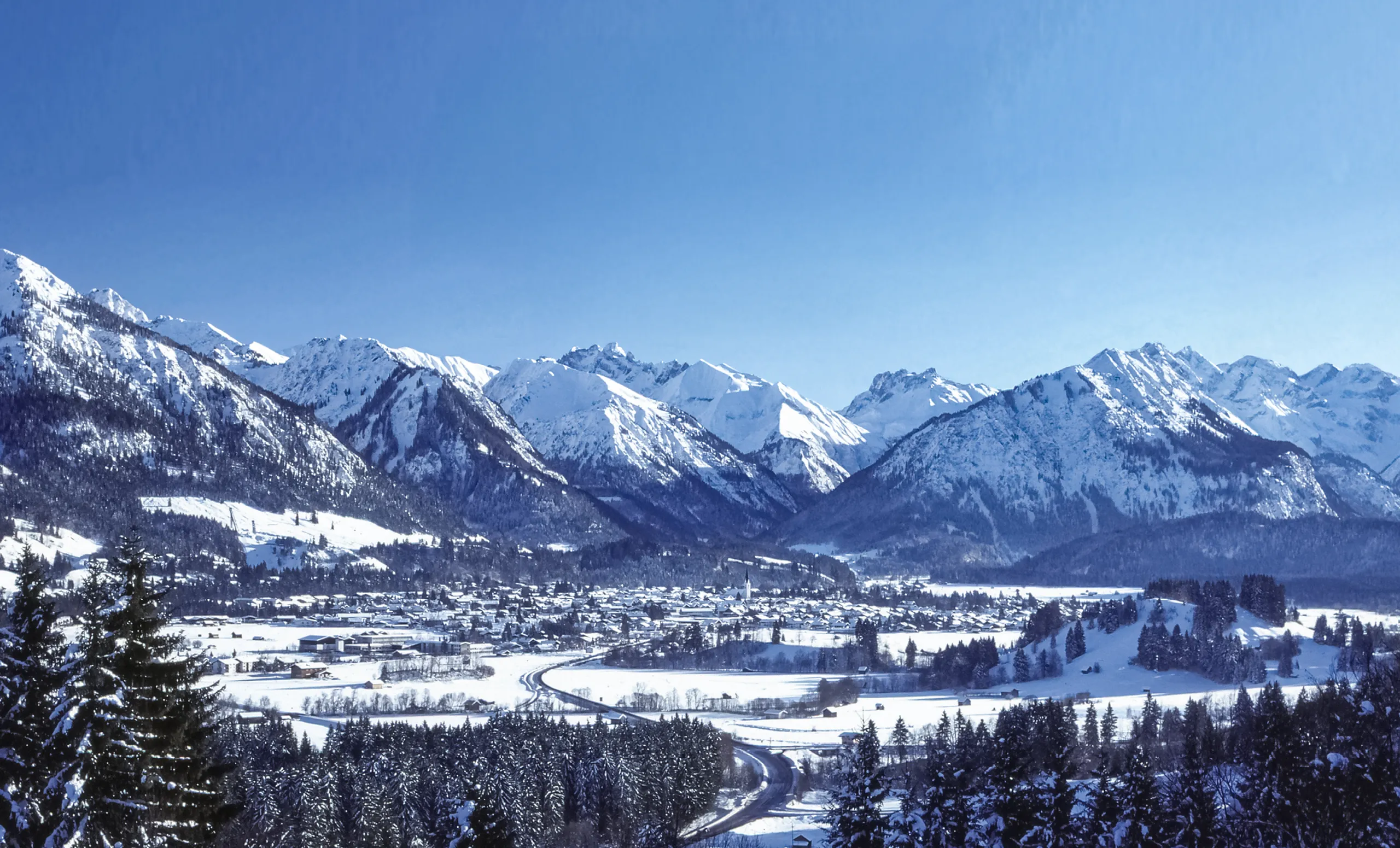 background_baufachkongress_2026_baumit Hintergrund der bayrischen Alpen mit Oberstdorf in der Mitte.