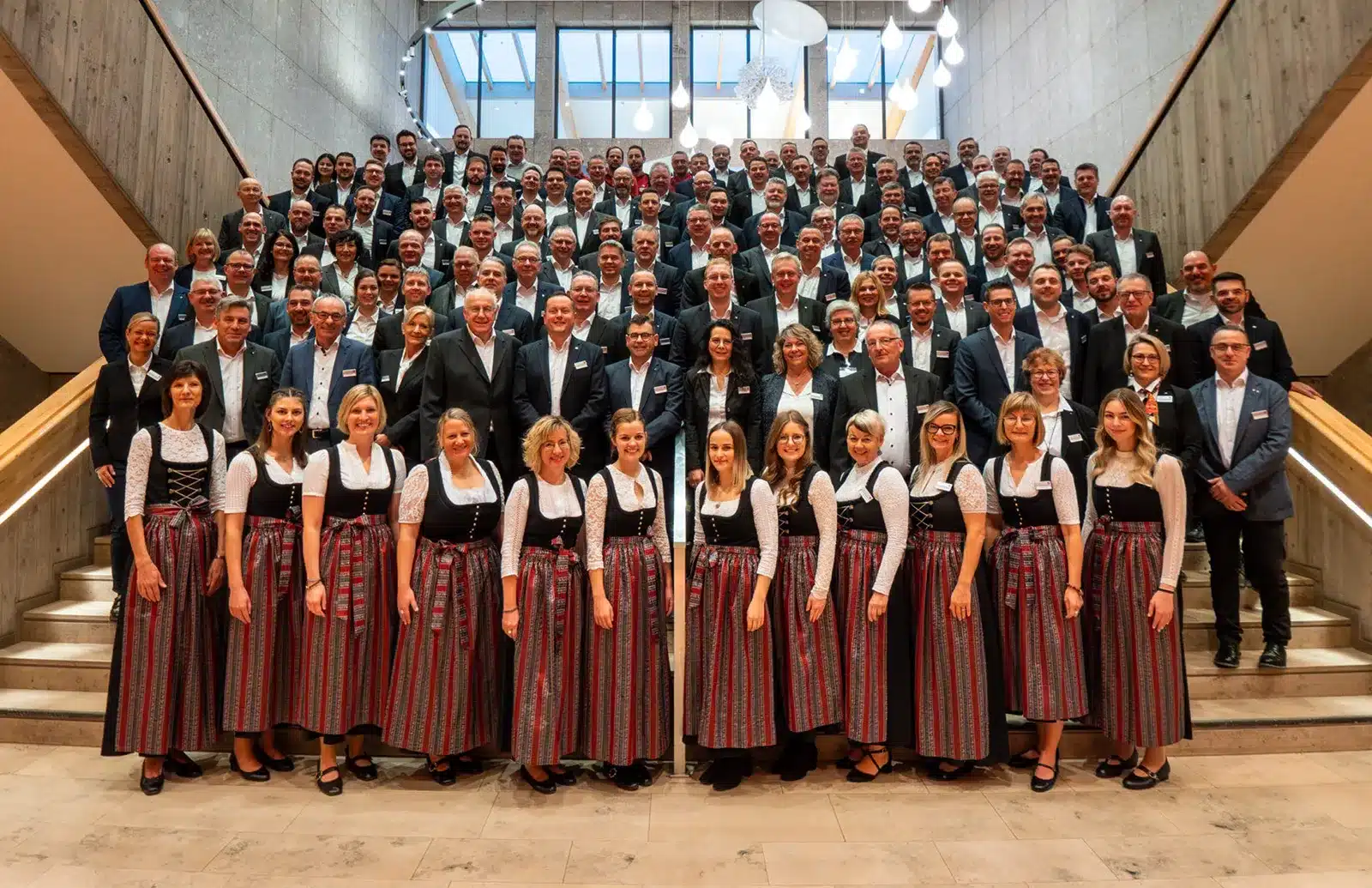 Gruppenfoto der baumit Mitarbeiterinnen im Treppenhaus des Oberstdorf Haus zum Baufachkongress.